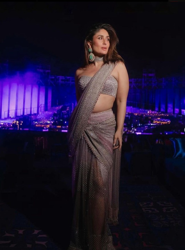 Jadi salah satu artis Bollywood yang hadir di pesta prewedding anak Crazy Rich India, Anant, Kareena Kapoor tampil glamor dan stylish. Di pesta hari pertama Kareena menawan dengan saree India berwarna lilac dari Tarun Tahiliani. Foto: Instagram/@kareenakapoorkhan