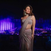 Jadi salah satu artis Bollywood yang hadir di pesta prewedding anak Crazy Rich India, Anant, Kareena Kapoor tampil glamor dan stylish. Di pesta hari pertama Kareena menawan dengan saree India berwarna lilac dari Tarun Tahiliani. Foto: Instagram/@kareenakapoorkhan