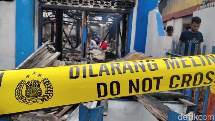 Kebakaran  menimpa 2 rumah di Lorong Roda, Kecamatan Bukit Kecil Kota Palembang.