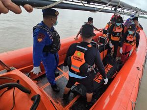 Getek Angkut Sekeluarga Karam Diterjang Ombak di Sumsel, 2 Tewas
