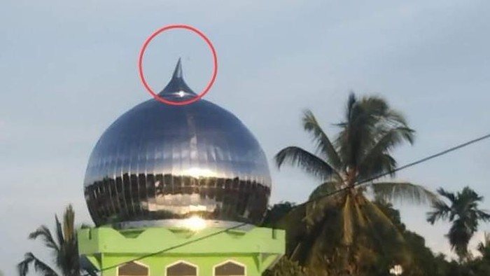 Kepala kubah emas masjid di Buru, Maluku raib digasak maling. Dokumen Istimewa
