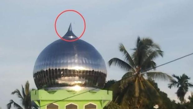 Kepala kubah emas masjid di Buru, Maluku raib digasak maling. Dokumen Istimewa