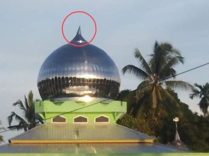 Kepala kubah emas masjid di Buru, Maluku raib digasak maling. Dokumen Istimewa