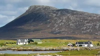 Mereka menarik bagi para dokter yang memiliki rasa petualangan dan hasrat untuk pengobatan di pedesaan. Mereka akan melayani kelompok enam pulau di Outer Hebrides, dengan populasi gabungan sekitar 4.700 orang. Dewan kesehatan mengatakan bahwa insentif yang besar adalah kesempatan untuk bekerja di salah satu lokasi yang paling indah dan indah di Inggris.