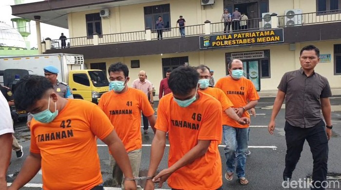Ketua dan Sekjen PAC IPK Pancur Batu bersama tiga lainnya ditangkap polisi akibat terlibat penyerangan dua sopir truk di Jalan Jamin Ginting, Deli Serdang. (Goklas Wisely/detikSumut)