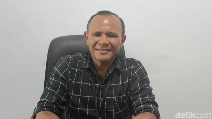 Ketua KPU Kota Kupang Ismail Manoe ketika diwawancarai diruang kerjanya. (Simon Selly/detikBali)