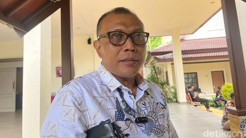Ketua KPU NTB Khuwailid saat ditemui di sela-sela rapat pleno tingkat provinsi di Hotel Lombok Garden Mataram pada Selasa (5/3/2024).