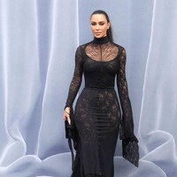 Gaun bernuansa gothic ini menampilkan garis leher tinggi dengan aksen transparan di bagian dada dan lengan ekstra-panjang.  Foto: Jacopo Raule/Getty Images