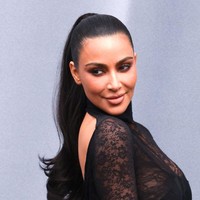 Label bertulisan ‘BALENCIAGA’ itu terlihat menggantung dari tengkuknya. Awalnya banyak netizen menganggap Kim Kardashian lupa mencopot label pakaian tersebut. Foto: Pierre Suu/Getty Images
