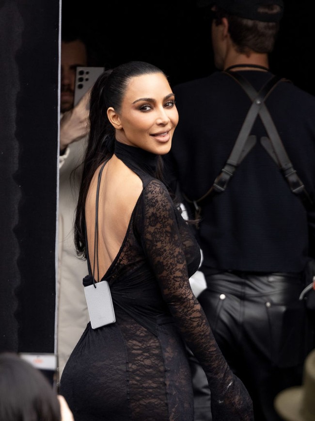 Kim Kardashian diduga sengaja tidak mencopotnya dan menjadikan label pakaian sebagai aksesori tambahan. Foto: Arnold Jerocki/Getty Images