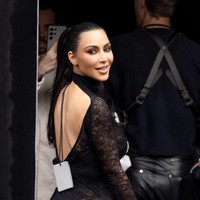 Kim Kardashian diduga sengaja tidak mencopotnya dan menjadikan label pakaian sebagai aksesori tambahan. Foto: Arnold Jerocki/Getty Images
