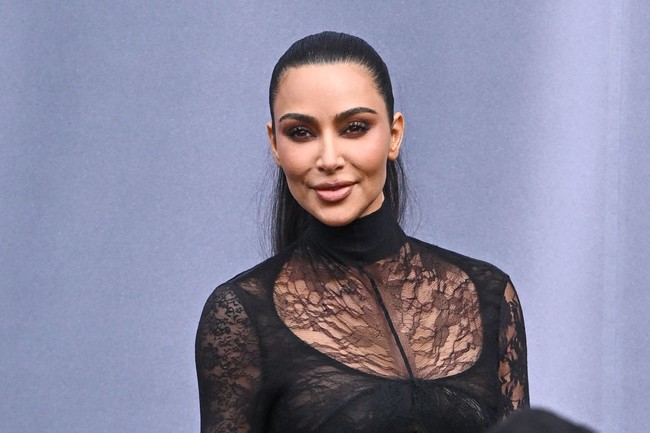 “Kim Kardashian mengenakan gaun Balenciaga dan sengaja membiarkan label harganya! Harapkan ini menjadi tren fashion baru 😂” tulis salah satu pengguna X. Foto: Stephane Cardinale - Corbis/Corbis via Getty Images