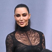 “Kim Kardashian mengenakan gaun Balenciaga dan sengaja membiarkan label harganya! Harapkan ini menjadi tren fashion baru 😂” tulis salah satu pengguna X. Foto: Stephane Cardinale - Corbis/Corbis via Getty Images