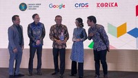 (ki-ka) Awaludin Marwa (CFDS), Randy Jusuf (Google Indonesia), Irjen Pol. Dono Indarto (BSSN), Fanly Tanto (Google Cloud Indonesia), Iradat Wirit (Korika). AI Policy and Skilling Lab bertujuan untuk menyediakan kerangka kerja konseptual dan praktik terbaik bagi para penentu kebijakan Indonesia, yang membantu mereka memahami potensi transformatif AI. Melalui diskusi bulanan, para pakar industri, penentu kebijakan, dan pihak-pihak lain yang berkepentingan dibawa untuk duduk bersama dan bertukar ide, memperdebatkan isu-isu baru, serta menyusun saran-saran kebijakan yang dirancang untuk mendorong penerapan AI secara aman dan bertanggung jawab di Indonesia.