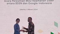 Google mengumumkan inisiatif strategis bersama Badan Siber dan Sandi Negara (BSSN), sebagai lembaga yang melaksanakan tugas pemerintah di bidang keamanan siber dan sandi, serta dengan beberapa lembaga non profit dan badan sosial, untuk membangun ekosistem keamanan siber yang lebih tangguh bagi Indonesia. Inisiatif tersebut diungkap pada acara AI Policy and Skilling Lab pertama yang diselenggarakan oleh Google, Selasa (5/3/2024).