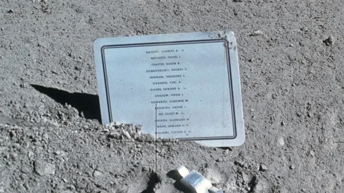 Sebuah plakat di Bulan untuk memperingati jatuhnya astronot dan kosmonot, termasuk Komarov.
