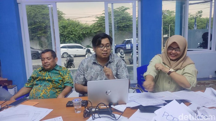 Komisioner KPU Sidoarjo di tengah penuntasan proses rekapitulasi Pemilu 2024 tingkat kabupaten.