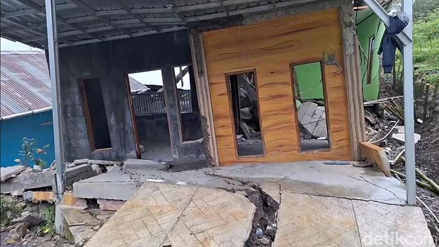 Kondiri rumah warga akibat tanah bergerak di dusun Limbangan, Desa Sridadi, Kecamatan Sirampog, Brebes, Jawa Tengah.