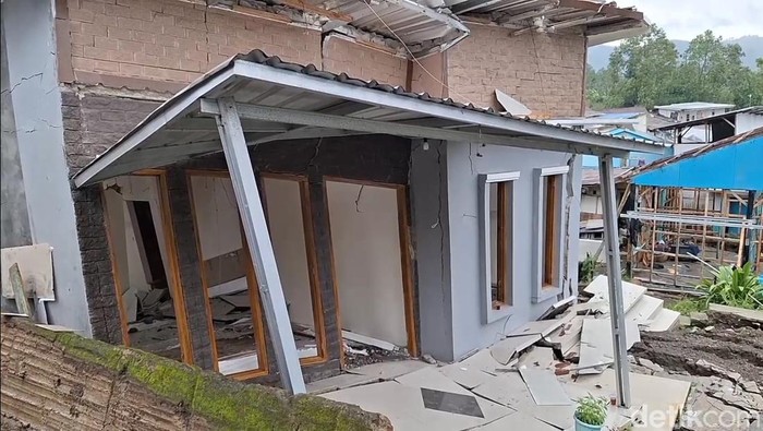 Kondiri rumah warga akibat tanah bergerak di dusun Limbangan, Desa Sridadi, Kecamatan Sirampog, Brebes, Jawa Tengah.