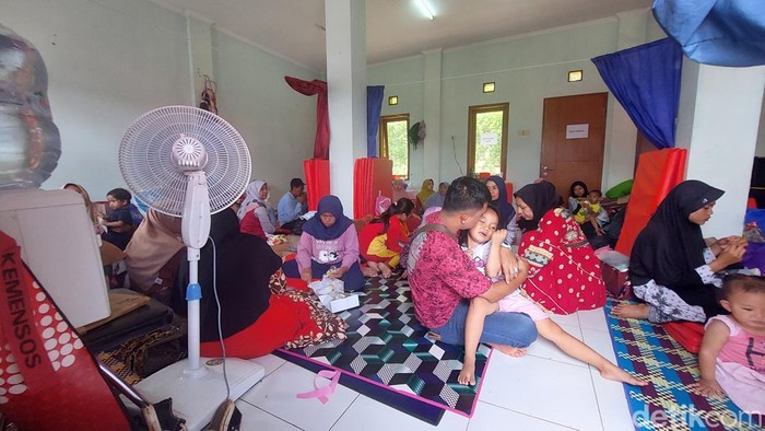Kondisi Pengungsian Warga Terdampak Pergerakan Tanah di Rongga Kabupaten Bandung Barat.