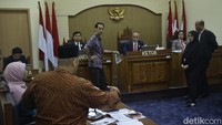 Ketua Majelis, Syawaludin memimpin sidang perdana sengketa informasi antara pemohon Yayasan Advokasi Hak Konstitusional Indonesia (YAKIN) melawan termohon Komisi Pemilihan Umum (KPU) di Gedung Komisi Informasi Pusat (KIP) Jl Abdul Muis, Jakarta, Selasa (5/2/2024).