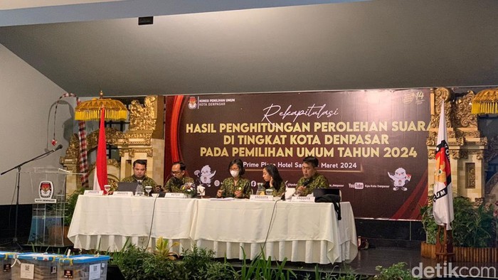 KPU Kota Denpasar saat proses rekapitulasi hasil penghitungan perolehan suara di tingkat Kota Denpasar pada Pemilu 2024 di Sanur, Denpasar, Selasa (5/3/2024). (Rizki Setyo/detikBali)