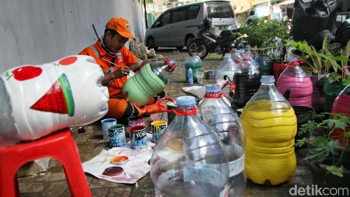 Petugas PPSU tengah membuat taman kota di Kelurahan Pancoran, Jakarta Selatan. Mereka berkreasi agar taman mungil tersebut terlihat cantik.