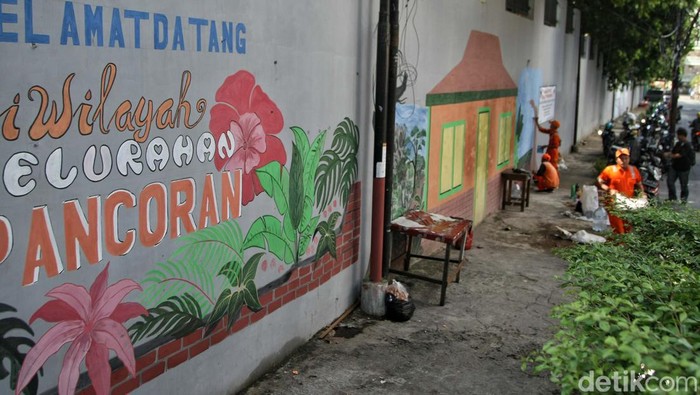 Petugas PPSU tengah membuat taman kota di Kelurahan Pancoran, Jakarta Selatan. Mereka berkreasi agar taman mungil tersebut terlihat cantik.