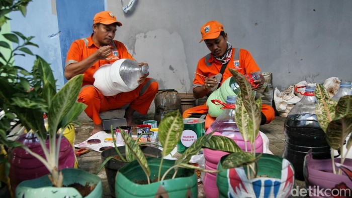 Petugas PPSU tengah membuat taman kota di Kelurahan Pancoran, Jakarta Selatan. Mereka berkreasi agar taman mungil tersebut terlihat cantik.