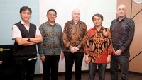 Turut hadir dalam kuliah umum ini; Gunawan Yasni, Bendahara Dewan Syariah Nasional Majelis Ulama Indonesia (DSN MUI); Bondan Margono, Head of Product Development, Prudential Syariah; Jon Guy, Secretary-General, The Islamic Insurance Association of London (IIAL); Teguh Dartanto, PhD, Dekan Fakultas Ekonomi dan Bisnis Universitas Indonesia; dan Samuel Hayes, Head of Economics and Digital, British Embassy Jakarta.