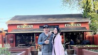 Selama beberapa tahun terakhir, Pasha dari grup band Ungu itu memang aktif di dunia politik. Namun, ia juga sering terlihat keseruannya saat kulineran bersama istri, keluarga, dan teman. Foto: Instagram @pashaungu_vm