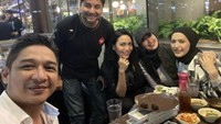 Salah satunya ketika pria bernama asli Sigit Purnomo itu makan bersama istri dan temannya di restoran daging all you can eat. Foto: Instagram @pashaungu_vm