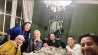 Kali ini pria berusia 44 tahun itu menghabiskan akhir pekannya dengan makan-makan di rumah teman. Pasha dan istri terlihat menikmati sate sampai gorengan. Foto: Instagram @pashaungu_vm