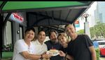Kulineran Seru Pasha Ungu Bareng Istri dan Teman Artis