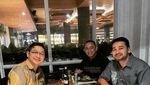 Kulineran Seru Pasha Ungu Bareng Istri dan Teman Artis