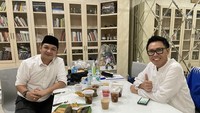 Mantap! Kali ini artis itu bertemu dengan teman artisnya yang juga politisi, Eko Patrio. Beberapa hidangan disajikan di meja, mulai dari gorengan, lontong, sampai minuman seperti kolak. Foto: Instagram @pashaungu_vm