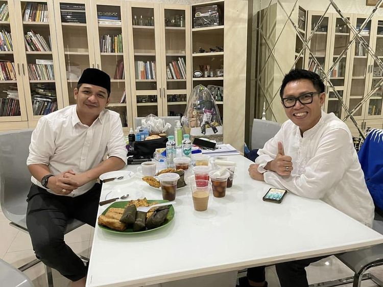 Kulineran Seru Pasha Ungu Bareng Istri dan Teman Artis