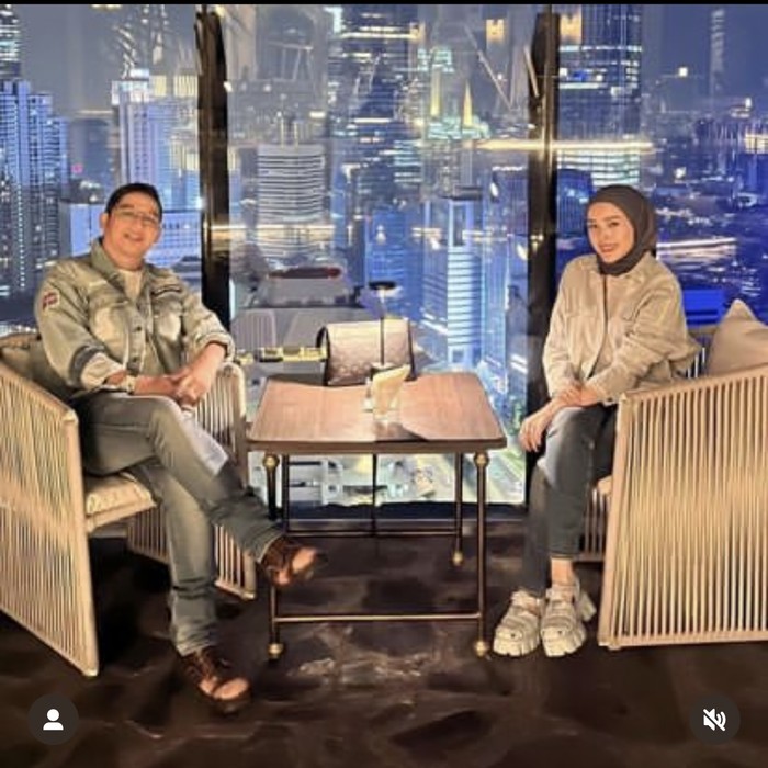 Kulineran Seru Pasha Ungu Bareng Istri dan Teman Artis