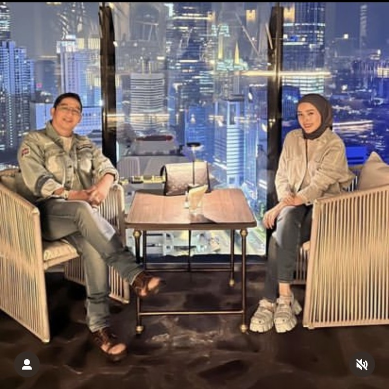 Kulineran Seru Pasha Ungu Bareng Istri dan Teman Artis