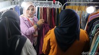 Beberapa pengunjung melihat-lihat pakaian yang dipamerkan.
