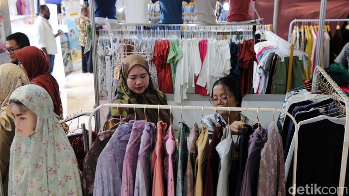 KWP Gelar Pameran UMKM untuk Peringati HPN Wakil ketua DPR RI Sufmi Dasco Ahmad berbincang dengan pemilik UMKM saat Bazar UMKM di Komplek DPR RI, Jakarta, Selasa (5/3/2024). Koordinatoriat wartawan parlemen menggelar bazar umkm dalam rangka memperingati hari pers nasional 2024. Pameran ini berlangsung 5-8 maret 2024. Pameran diikuti 86 pelaku umkm.