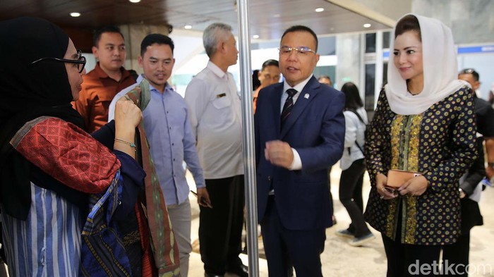 KWP Gelar Pameran UMKM untuk Peringati HPN Wakil ketua DPR RI Sufmi Dasco Ahmad berbincang dengan pemilik UMKM saat Bazar UMKM di Komplek DPR RI, Jakarta, Selasa (5/3/2024). Koordinatoriat wartawan parlemen menggelar bazar umkm dalam rangka memperingati hari pers nasional 2024. Pameran ini berlangsung 5-8 maret 2024. Pameran diikuti 86 pelaku umkm.