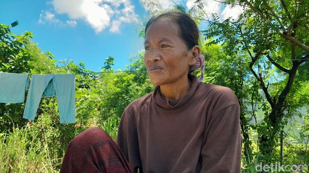 Wanita lansia bernama Sarianong (53) di Makassar, tinggal di gubuk bersama anak dan cucunya.