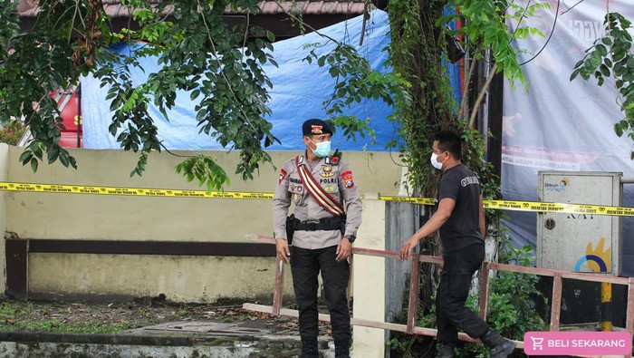 Ledakan di Subden Jibom Detasemen Gegana Satbrimob Polda Jatim Polisi bersiaga setelah terjadi ledakan di Subden Jibom Detasemen Gegana Satbrimob Polda Jatim, Jalan Gresik, Surabaya, Jawa Timur, Senin (4/3/2024). Kapolda Jatim Inspektur Jenderal Polisi Imam Sugianto mengatakan ledakan diduga berasal dari sisa-sisa temuan bahan peledak yang akan dimusnahkan atau didisposal. ANTARA FOTO/Didik Suhartono/tom.