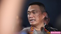 Kapolda Jawa Timur Inspektur Jenderal Polisi Imam Sugianto memberikan keterangan pers terkait ledakan di Mako Detasemen Gegana Satbrimob Polda Jawa Timur Jalan Gresik, Surabaya, Jawa Timur, Senin (4/3/2024). 