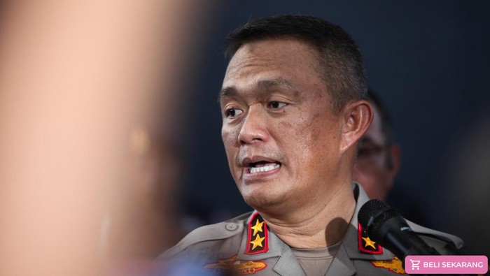 Ledakan di Subden Jibom Detasemen Gegana Satbrimob Polda Jatim Polisi bersiaga setelah terjadi ledakan di Subden Jibom Detasemen Gegana Satbrimob Polda Jatim, Jalan Gresik, Surabaya, Jawa Timur, Senin (4/3/2024). Kapolda Jatim Inspektur Jenderal Polisi Imam Sugianto mengatakan ledakan diduga berasal dari sisa-sisa temuan bahan peledak yang akan dimusnahkan atau didisposal. ANTARA FOTO/Didik Suhartono/tom.