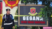 Menurut Imam Sugianto ledakan terjadi di gudang penyimpanan sejumlah bahan-bahan peledak temuan yang akan dimusnahkan (disposal) dan menyebabkan sepuluh anggota polisi mengalami luka ringan. 
