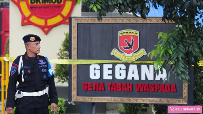 Polisi bersiaga setelah terjadi ledakan di Subden Jibom Detasemen Gegana Satbrimob Polda Jatim, Jalan Gresik, Surabaya, Jawa Timur, Senin (4/3/2024). Kapolda Jatim Inspektur Jenderal Polisi Imam Sugianto mengatakan ledakan diduga berasal dari sisa-sisa temuan bahan peledak yang akan dimusnahkan atau didisposal. ANTARA FOTO/Didik Suhartono/tom.