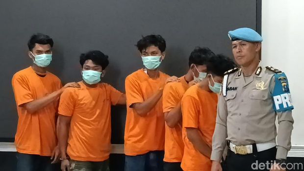 Lima orang anggota ormas PKN yang ditangkap karena menyimpan senjata api