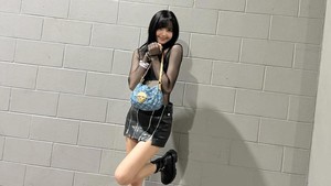 Lisa berpose manis meski dengan pakaian serba hitam. (Foto: dok. Instagram @lalalalisa_m)